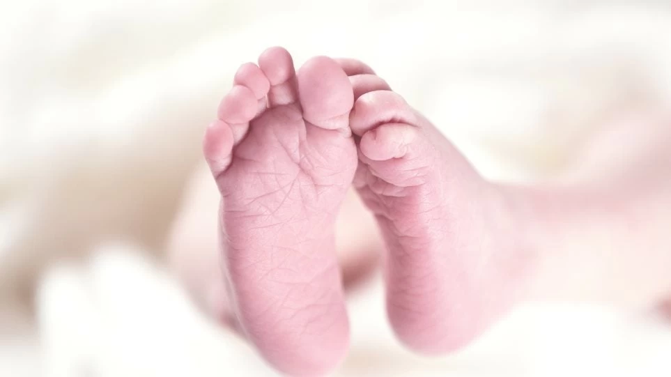 Τραγωδία με νεκρό βρέφος στη Θεσσαλονίκη – Κατηγορούμενη για παιδοκτονία 17χρονη Ρομά και μητέρα του